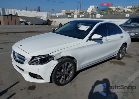 2016 Mercedes-Benz C 300 4Matic z USA, uszkodzony, nr VIN 55SWF4KB5GU162568